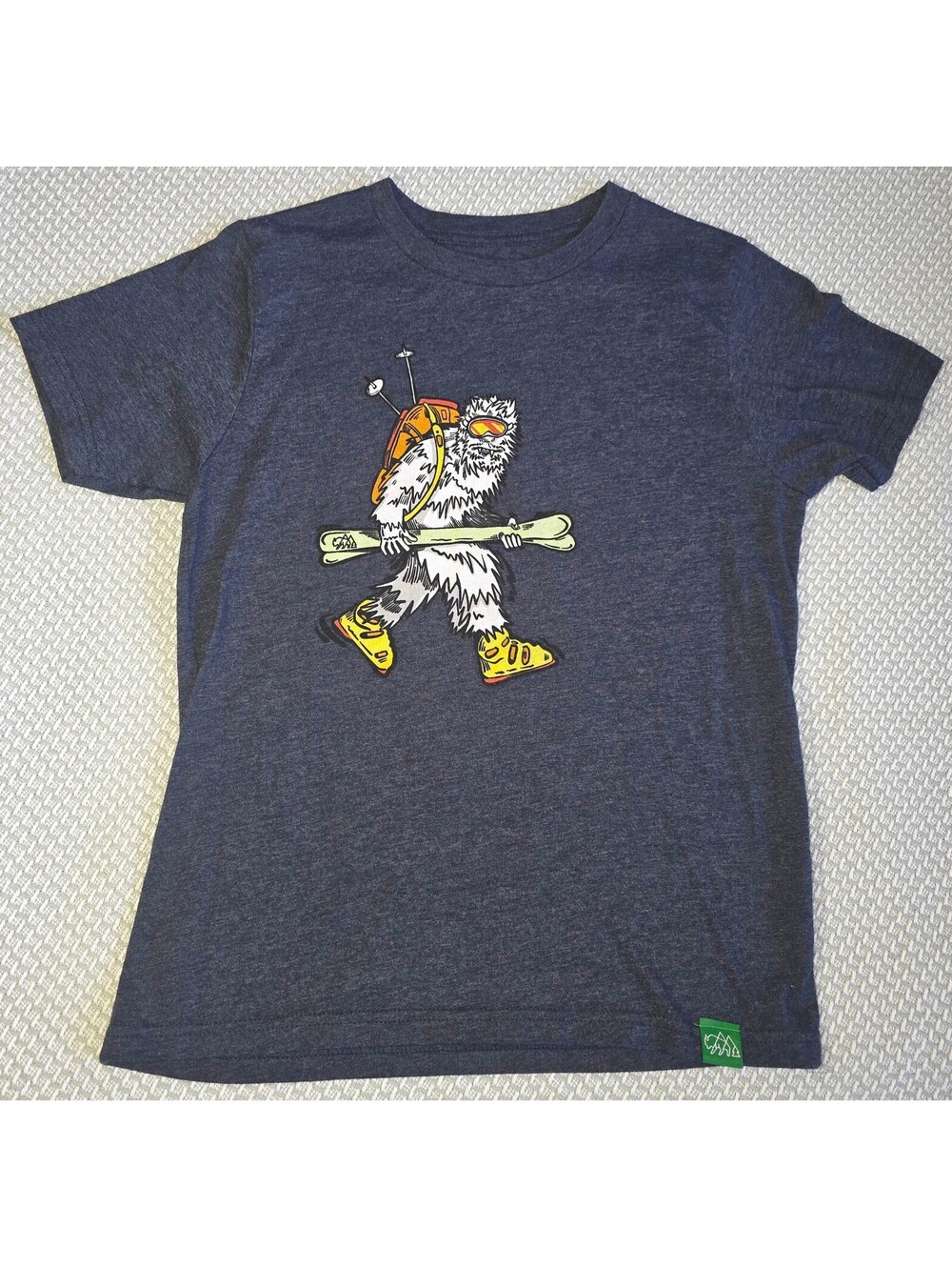 Wild tribute Bigfoot / Sasquatch skiing kids t-shirt size large